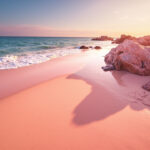 Plages de sable rose en bretagne : où les trouver et que voir